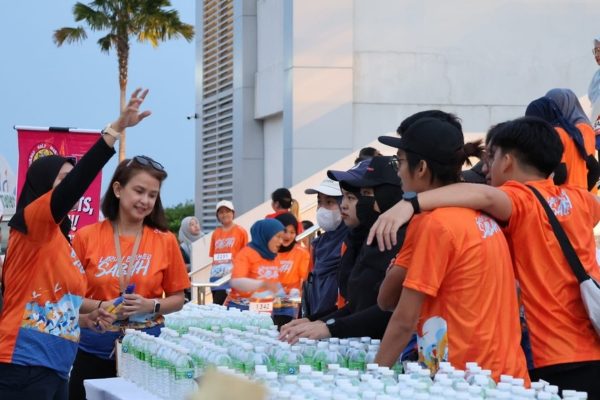 Volunteers preparing to hand out water to the marathon runners.
